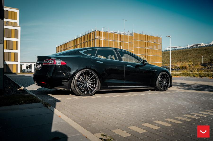  Tesla Model S on Vossen Wheels (VFS-2) 2018 года  (фото 7 из 43)